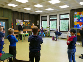 Symbolische Mantelteilung mit den Kommunionkindern (Foto: Karl-Franz Thiede)